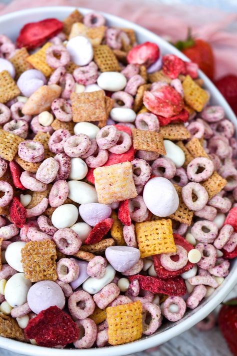 tiktok strawberry trail mix in a large white bowl Pink Trail Mix Party Ideas, Ww Trail Mix Recipes, Snack Sweet Ideas, Cheerio Mix Snacks Ideas, Baby Chex Mix Strawberry, Baby Trail Mix Strawberry, Spring Snack Mix Recipes, Cheerios Mix Recipe, Sweet Trail Mix Ideas