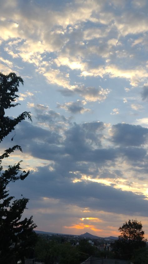 Bonitos atardeceres desde la terraza Nubes Aesthetic, Ice Beer, Sunset Beautiful, Pretty Landscapes, Sunset Pictures, Landscape Wallpaper, No Se, Piercings, Bts