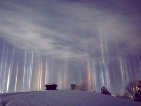 50 Awesome Natural Phenomena That Will Blow Your Mind - Fact Republic Extreme Weather, Light Pillars, Lights In The Sky, Optical Phenomena, Winter Sunrise, Fantasy Tattoos, Wild Weather, Atmospheric Phenomenon, Natural Phenomena