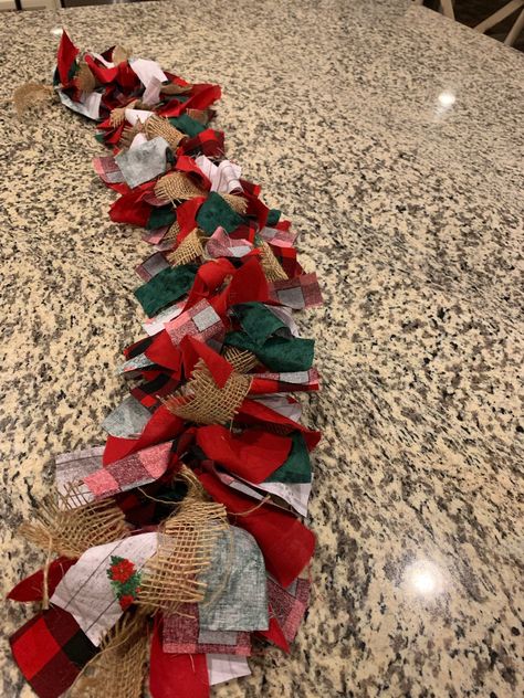 DIY Rag Tie Garland Diy Christmas Rag Tie Garland, Diy Burlap Garland Ideas, Christmas Fabric Crafts Diy Projects, Christmas Rag Garland Diy, Christmas Tree Fabric Garland, Rag Garland Christmas Tree, Rope Garland Christmas, Fabric Tree Garland, Rustic Garland Christmas