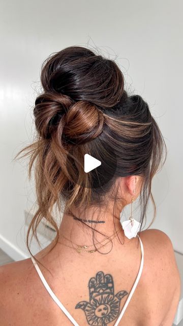 Jessica Domoney on Instagram: "Transform your top knot into the chic Kim K inspired hair style everyone’s asking for💫  The best part, I only used 2 products!  Grab your Blowout Texture & Finishing Spray from @surfacehairhealth and get ready to make a statement ✨  #surfacehairhealth #lovemysurfacehair #veganhaircare #hairvideoshow #howtohair #saloncentric" Loose Top Bun Hairstyles, Updo For Servers, Hair On Top Of Head Updo, Perfect Top Knot, Upstyle For Long Hair, Quick Hair Updos For Long Hair, Loose Top Knot Bun, How To Do A Messy Updo, Christmas Updos For Medium Length Hair