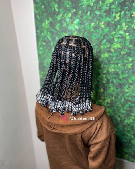 Box Braids Big Size, Bob Length Knotless Braids With Beads, Large Shoulder Length Knotless Braids, Box Braids With Middle Part, Knotless Shoulder Length Braids With Beads, Big Box Braids Short, Big Box Braids With Beads, Medium Hair Styles Braids, Braids Hairstyles Shoulder Length