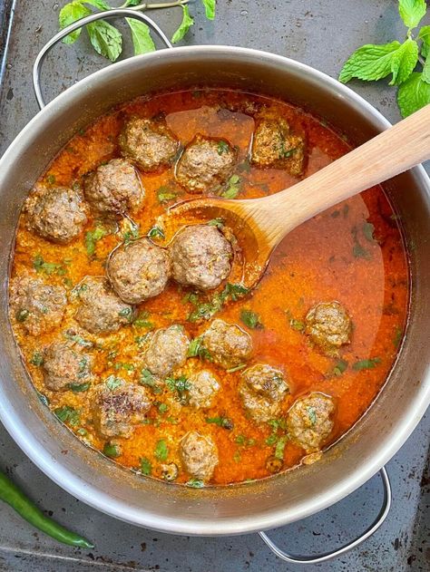 Turkey Kofta, Indian Meatballs, Sauce Over Rice, Kofta Curry Recipe, Yoghurt Sauce, Pakistani Dishes, Kofta Curry, Fav Food, Pakistani Food