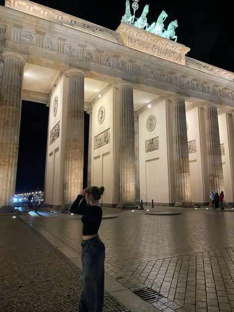 #berlin #aesthetic #brandenburgertor #berlinstyle Berlin Photo Ideas, Berlin Travel Aesthetic, Berlin Inspo Pics, Berlin Aesthetic, Berlin Instagram Spots, Moving To Germany, Berlin Photos, Berlin Travel, Brandenburg Gate