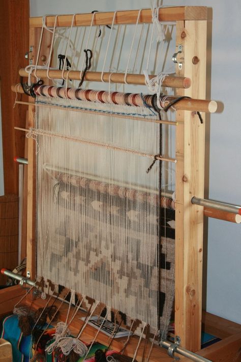 Under-Over weaving on Navajo Loom Navajo Weaving Loom, Rug Weaving Loom, Navajo Textiles, Weavers Art, Native American Rugs, Tapestry Loom, Weaving Machine, Navajo Weaving, Weaving Loom Diy