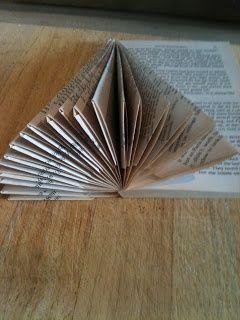 How To Make Angels and Christmas Trees From A Paperback Book Book Trees, Book Christmas Tree, Old Book Crafts, Recycled Books, Book Tree, Book Christmas, Book Page Crafts, Book Folding Patterns, Folded Book Art