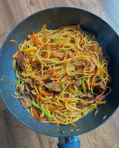 Beef spaghetti stir fry #stirfry #spaghetti #beefspaghetti Spaghetti Stir Fry, Beef Spaghetti, Fried Spaghetti, Burger Bread, Pizza Bread, Stir Fry, Food And Drink, Spaghetti, Pizza