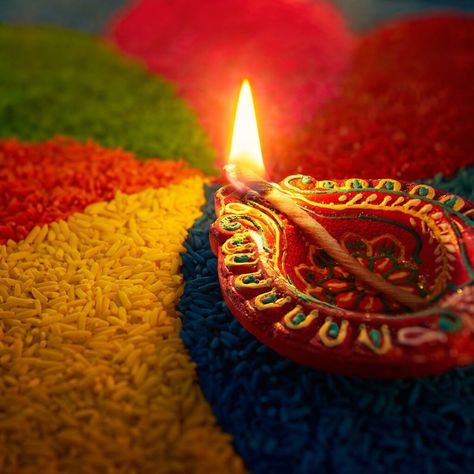 A simple Diya decoration ideas is, place the diya next to rangoli and enhance the plainest of rangolis into wonderful artwork. Diya Designs, Diya Decoration Ideas, Diwali Diya Decoration, Diwali Candles, Diya Rangoli, Diwali Pictures, Fake Candles, Diwali Lights, Happy Diwali Images