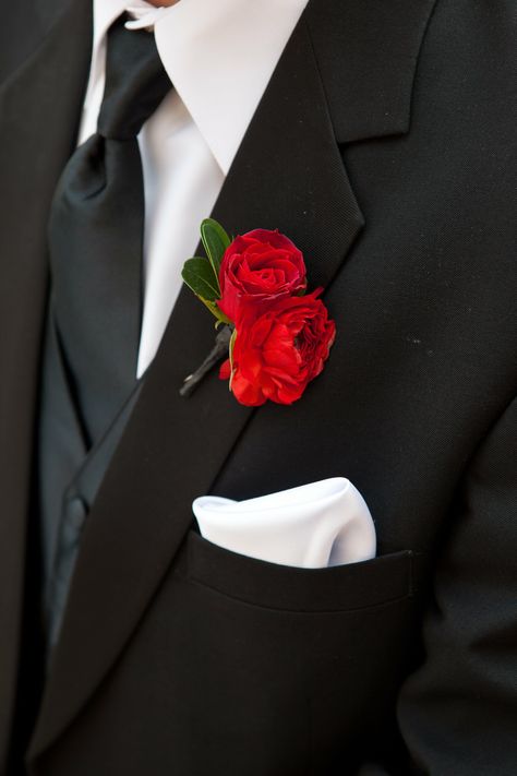 Spray Roses Boutonniere, Red Rose Boutonniere, Classic Modern Wedding, Black Tuxedo Wedding, Red Boutonniere, Men's Tuxedo Wedding, Rosé Suit, Groom Tuxedo Wedding, Red Weddings