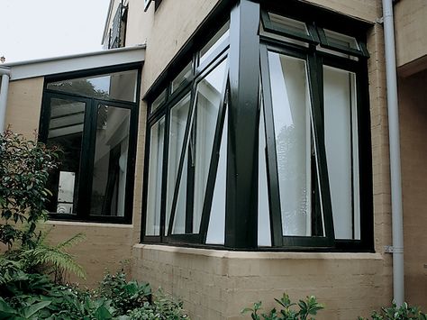 Multiple awning windows Black aluminium Contemporary Industrial Living Room, Awning Window, Aluminum Awnings, Awning Windows, Bedroom Closet Storage, Glass Barn Doors, Industrial Livingroom, Window Awnings, Mid Century Architecture