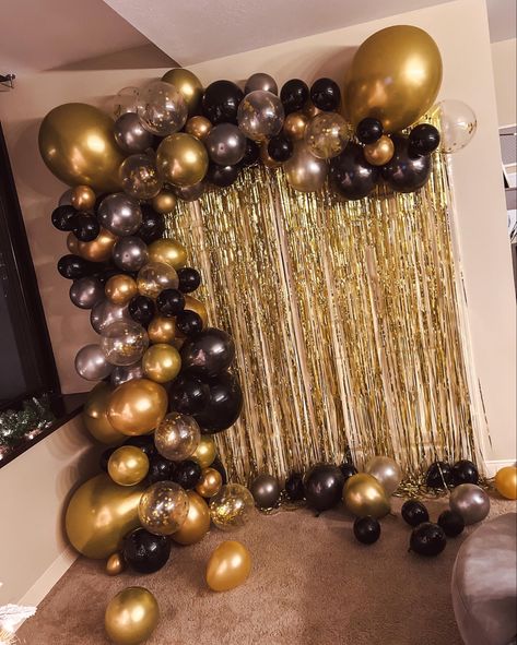 Masquerade Party Balloon Decorations, Mascarade Party Sweet 16, 16 Birthday Party Ideas Black And Gold, Masquerade Hoco Theme, Met Gala Decorations Party Planning, Masquerade Bday Party, Midnight Masquerade Prom Theme, Prom Dinner Decoration Ideas, Met Gala Themes Party Decorations