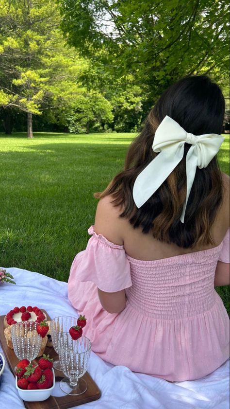 Picnic Pictures Ideas, Picnic Birthday Pictures, Birthday Photoshoot Ideas Picnic, Picnic Shoot Photo Ideas, Summer Core Outfits, Picnic Outfits Aesthetic, Girl Picnic Aesthetic, Picnic Poses Photo Ideas, Aesthetic Picnic Pictures