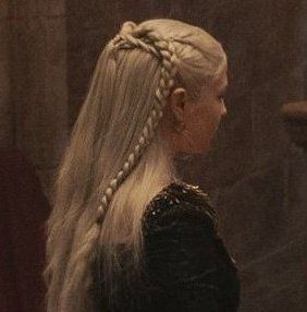 Rheanerya Targaryen Hair, Rhaenyra Hairstyles, Rhaenyra Targaryen Hairstyle, House Of The Dragon Hairstyles, Rhaenyra Targaryen Hair, Targaryen Hairstyles, Rhaenyra Targaryen Aesthetic, Viserra Targaryen, Twd Aesthetic