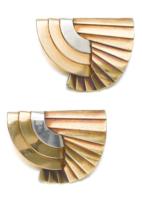 René Boivin - A pair of Art Deco gold clips, 'Manchettes Plissées', circa 1935. Each of geometric design, mounted in three coloured gold, unsigned, French assay and maker's marks. #Boivin #ArtDeco #clips Art Deco Style Jewelry, Art Deco Details, Art Deco Outfits, Art Deco Objects, Pharonic Design, Art Deco Designs, Art Deco Beading, Art Deco Inspired Jewelry, Artdeco Art