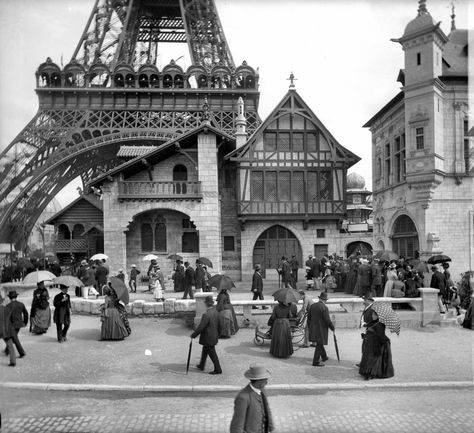 Hosting the World's Fair for the fourth time in 1889, the main attraction was the newly finished Eiffel Tower. Its arch served as the entranceway to the expo. Torre Eiffel Paris, History Photography, Vintage Foto's, Vintage History, Gustave Eiffel, Old Paris, Paris Images, Paris Vintage, Paris Photo