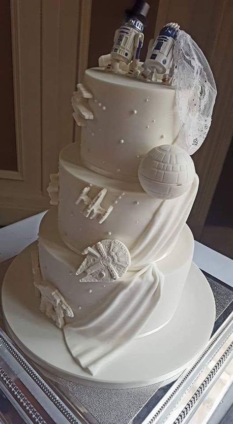 Star Wars Decorations, Star Wars Torte, Star Wars Wedding Cake, Star Wars Wedding Theme, Nerd Wedding, Nerdy Wedding, Geek Wedding, Star Wars Cake, Star Wars Wedding