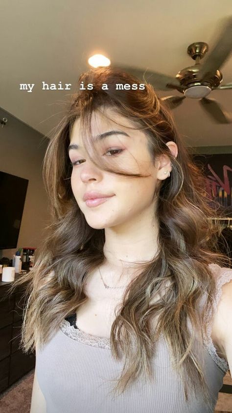 Messy hair i don't care | instagram story Hairstyles Instagram Story, Bad Hair Day Caption, Messy Hair Captions For Instagram, Hair Snapchat Story, Messy Hair Selfie, Hair Captions Instagram, Messy Hair Quotes, Caption For Hair, Selfi Pose