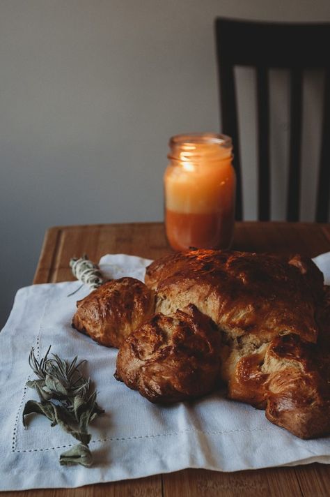 Winter Solstice Bread, Yule Bread Winter Solstice, Yule Dinner Recipes Winter Solstice, Sun Bread Recipe, Yule Bread, Winter Solstice Food, Winter Solstice Recipes, Sabbat Recipes, Sun Bread