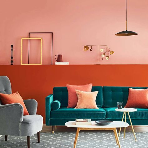 Coral with strong undertones of orange makes a striking contrast with complimentary teal sofa @swooneditions I think it is Porto?… Coral Living Rooms, Coral Room, Coral Interior, Teal Sofa, Set Sofa, Retro Interior, Pink Wall, A Living Room, Elle Decor