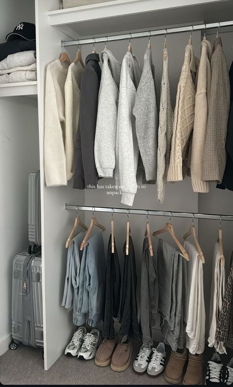 Minimalist Closet Organization Ideas, How To Organize Closet, Clean Girl Closet, Dressing Room Aesthetic, Clean Wardrobe, Walk In Closet Organization, Outfits Wardrobe, Organization Aesthetic, Aesthetic Wardrobe