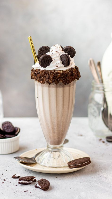 Made with the simplest of three ingredients, this indulgent Oreo milkshake can really make your day brighter. I don’t know a single person who doesn’t like cookies and cream, specially in a milkshake. I make this drink whenever I am craving something sweet, delicious and indulgent and I hope this becomes your go-to milkshake too! Banana Milkshake Recipe, Oreo Milkshake Recipe, Strawberry Banana Milkshake, Cookies And Cream Milkshake, Milkshake Recipe Chocolate, Oreo Shake, Oreo Milkshake, Milkshake Recipe, Vanilla Milkshake