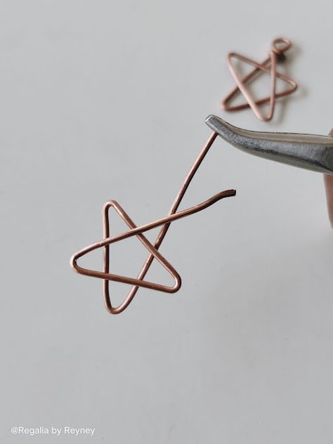 Wire Stars Diy, Diy Wire Star, Wire Crafts Easy, Wire Star, Wire Wrapping Diy, Copper Diy, Star Diy, Wire Crafts, Fun Activities For Kids