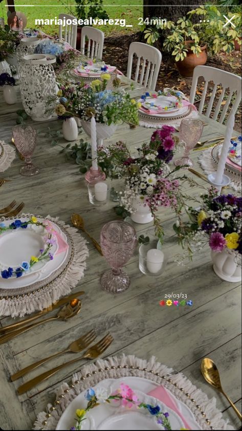 #birthdayparty #aesthetic #floral #brunch #brunchparty Floral Birthday Table Decor, Floral Bday Decor, Pink Flower Birthday Party Decorations, Pastel Floral Birthday Theme, Aesthetic Brunch Ideas, Flower Brunch Ideas, Flower Birthday Aesthetic, Floral Birthday Party Aesthetic, Brunch Flowers Table Decorations