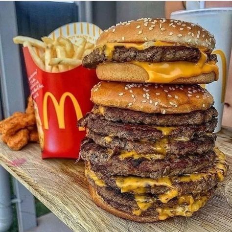 Mcdonalds Big Mac, Mac Aesthetic, Fast Food Drinks, Sleepover Food, Junk Food Snacks, Dinner Meals, Big Mac, Food Obsession, Interesting Food Recipes