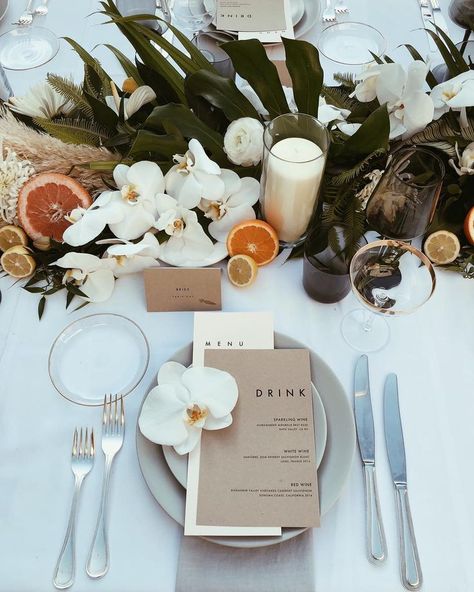 modern tropical citrus dream...that’s a thing right?🌿🍊✨ Tafel Decor, Spring Centerpiece, Bali Wedding, Modern Tropical, Wedding Table Settings, Tropical Wedding, Greenery Wedding, Menu Cards, Place Settings