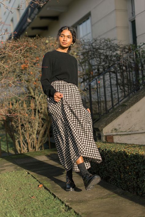 Gingham Skirt Outfit, Gingham Outfit, Miss Moss, Parisienne Chic, Midi Skirt Outfit, Gingham Skirt, Skirt Outfit, Gingham Dress, Mode Inspiration