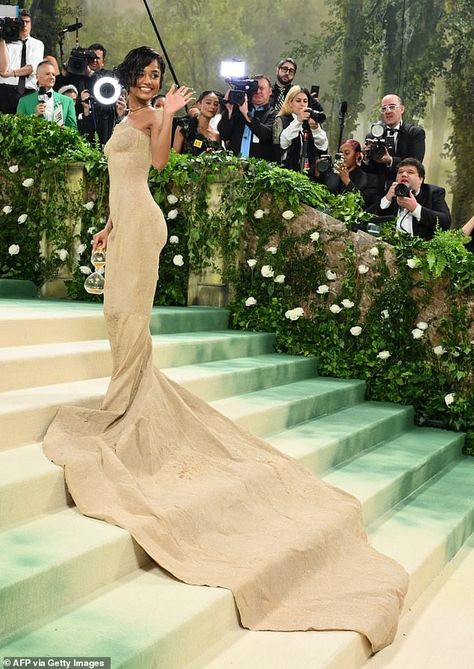 Red Carpet Stairs, Lauren Sanchez, Amelia Gray, Met Gala Red Carpet, Textured Dress, Long Train, White Gowns, Carpet Stairs, Blonde Bombshell