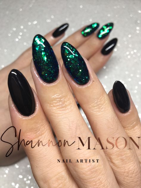 Black Green Nails, Aniversary Ideas, Emerald Green Nails, Emerald Nails, Glitter Nails Acrylic, Dark Green Nails, Bella Hair, Green Nail Designs, Almond Acrylic Nails