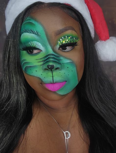 Half Grinch Christmas makeup look Pretty Grinch Makeup, Dramatic Christmas Makeup, Grinch Glam Makeup, Christmas Fx Makeup Ideas, Christmas Special Effects Makeup, Crazy Christmas Makeup, Cute Grinch Costume, Simple Grinch Makeup, Easy Grinch Makeup