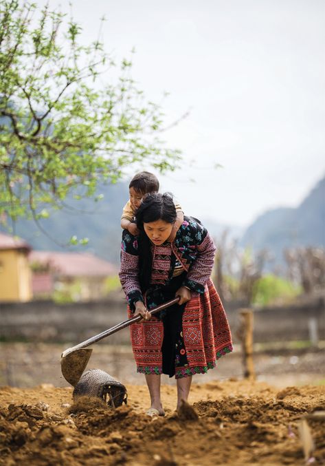 25 striking images of Vietnam's ethnic groups | Vietnam Tourism Hello Vietnam, Elephants Playing, Hard Working Women, Travel Vietnam, Rudyard Kipling, Natural Heritage, French Photographers, Hoi An, Village Life