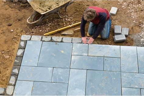 edging-patio-2 Laying A Patio, Patio Edging, Patio Steps, Steak Bites, Backyard Playground, Decks Backyard, Patio Landscaping, Landscaping Tips, Concrete Patio