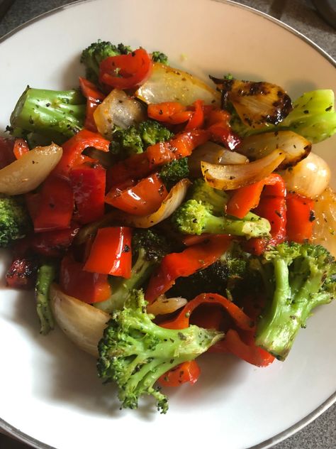 Vegetable Only Dinner Recipes, Peppers And Broccoli Recipes, Peppers And Onions Recipes Vegan, Bell Pepper Stir Fry Recipes, Broccoli And Bell Pepper Recipe, Tomatoes And Broccoli, Sauteed Sweet Peppers, Saute Veggies Recipe, Stir Fry Peppers And Onions