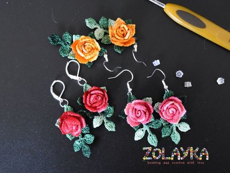 Crochet Rose Earrings, Crochet Iris, Micro Crochet Earrings, Miniature Roses, Micro Crochet, Flower Dangle Earrings, Crochet Hair Accessories, Earring Ideas, Macrame Earrings