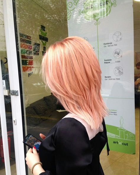 Salmon Pink Hair Color, Peach Pink Hair Highlights, Melon Hair Color, Blonde With Peach Highlights, Peach Pink Hair Color, Strawberry Blonde Hair With Pink Highlights, Salmon Color Hair, Short Strawberry Hair, Joni Core