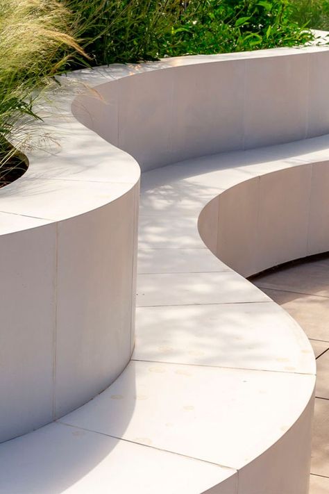 We have supplied 300 precast pieces in a C-1 white colour to complete the design of this stunning curved meeting point. 10 different types of moulds were created to cover the different forms of benches: concave, convex, with or without a backrest. This level of customisation is made possible by the versatility of our Stoneo FORMS material, which can be adapted to any design thanks to its workability. It also allows us to create lighter pieces, which are easier to position and handle on site. Curved Outdoor Benches, Outdoor Bench Seating, Curved Bench, Mediterranean Style Home, Concrete Bench, Outdoor Path Lighting, Fountain Design, Urban Furniture, Bench Designs