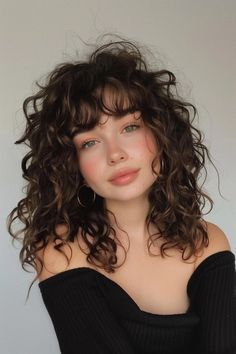 Natural Curly Hair Cuts, Curly Hair Photos, Fall Hair Cuts, Wavy Haircuts, Hair 2024, Haircuts For Curly Hair, Curly Hair With Bangs, Penteado Cabelo Curto, Short Hair With Bangs