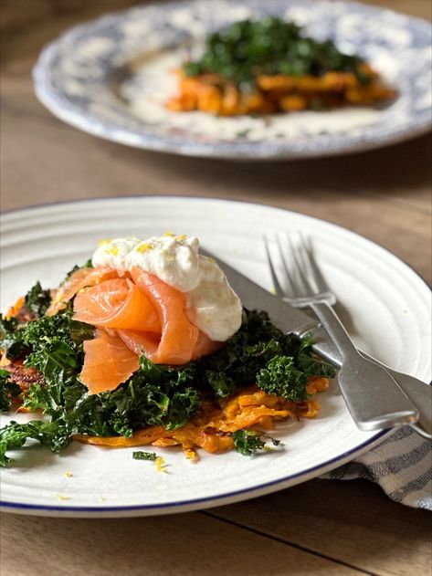 Sweet potato rösti with charred kale and smoked salmon - Château de la Ruche Sweet Potato Rosti, Lazy Sunday Morning, Horseradish Sauce, Light Lunch, Chilli Sauce, Hot Oil, Lazy Sunday, Poached Eggs, Smoked Salmon