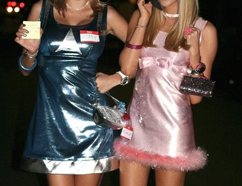 Romy And Michele, Random Holidays, Romy And Michelle, Holloween Costumes, Blonde Halloween Costumes, Shea Marie, Alien Costume, Holloween Costume, Harry Potter Halloween