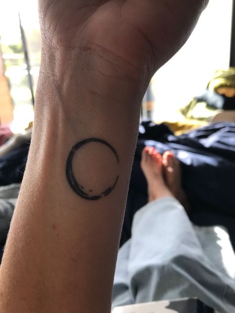 Tattoos For Imperfection, Enso Tattoo Woman, Zen Tattoo For Women, Circle Tattoos For Women, Zen Circle Tattoo, Enso Circle Tattoo, Round Tattoo Design, Messy Tattoo, Imperfection Tattoo