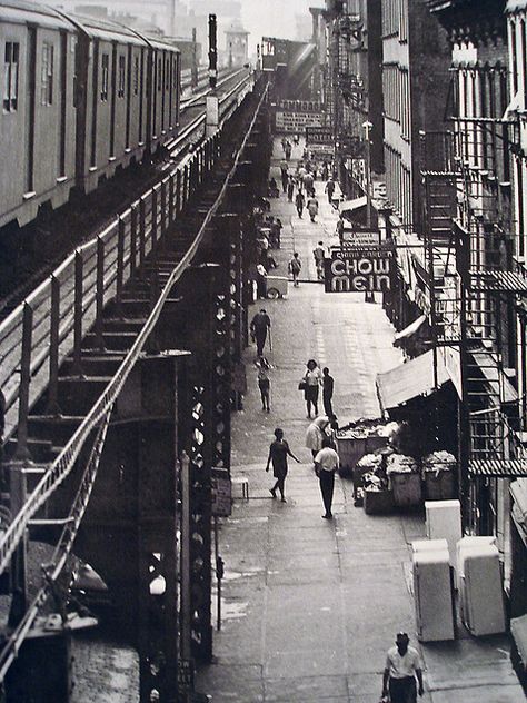 1960's New York City Brooklyn - is that the Myrtle Ave El? It was a couple blocks from my school - Pratt Nyc History, Voyage New York, New York Vintage, U Bahn, Nyc Subway, Chow Mein, Vintage New York, Train Tracks, Casino Bonus