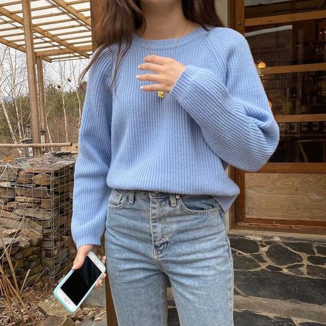 Cute blue color outfit ideas for women & girls Haikyuu Outfits, Blue Jumper Outfit, Blue Clothes Aesthetic, Color Outfit Ideas, Black Turtleneck Outfit, Blue Sweater Outfit, Sweater And Jeans Outfit, Ulzzang Outfit, Mcu Dr