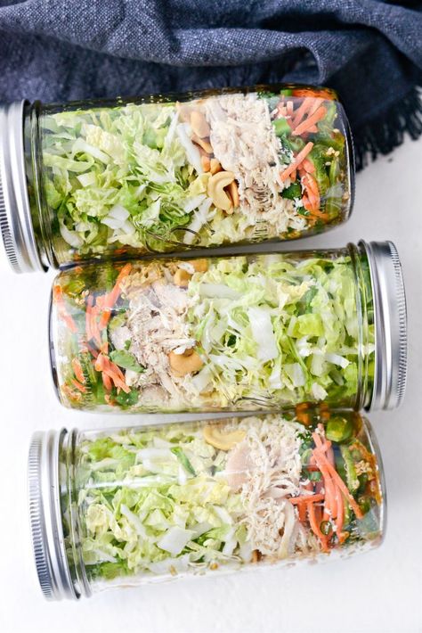 Meal Prep Asian, Chicken Mason Jar Salad, Asian Cashew Chicken, Toasted Sesame Dressing, Mason Jar Meal Prep, Jar Magic, Mason Jar Lunch, Salad Jar Recipe, Jar Meals