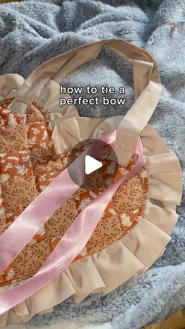 Twin Stitched on Instagram: "perfect bow tutorial🎀 a few people have asked how we tie them so neat, here is how!! you can also do a double bow to prevent it from coming undone but a normal one should be fine if you make it as tight as possible🥰 - - - #bag #handmade #cute #coquette #cottagecore #sewing #coquetteaesthetic #sewtok #sew #fashiondesign #handmadeclothes #pinterest #sewwithme #fyp #foryou #fashion #viral #taylorswift #taylornation #lanadelrey #smallbusiness #swifttok #taylorsversion #erastour #dollette #vintage #princess #floral" How To Tie A Neat Bow, How To Tie Cute Bow, How To Tie A Bow On A Gift Bag, How To Tie A Coquette Bow, Coquette Bow Tutorial, How To Make Coquette Bow, How To Make A Coquette Bow, How To Tie A Simple Bow, How To Make Cute Bows