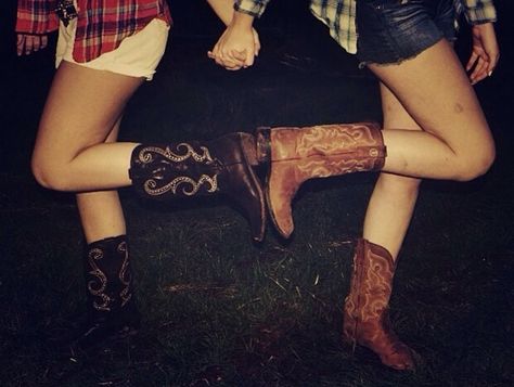 So cute! ❤️ #country #bestfriends Country Friend Pictures, Country Best Friend Pictures, Country Friends, Country Best Friends, Friendship Heart, Bff Pics, Bff Photography, Trendy Photography, Friend Pics