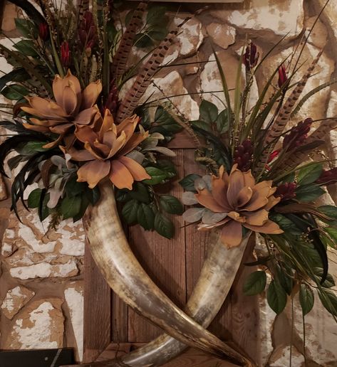 Cow Horn Bouquet, Cow Horn Crafts Ideas, Cow Horns Decor, Moody Western, Horn Decor, Candlestick Arrangements, Western Centerpieces, South Western Decor, Rustic Flower Arrangements