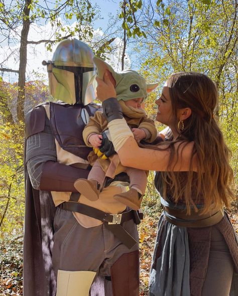 Yoda Halloween Costume, Star Wars Family Costumes, Family Costumes For 3, Baby Yoda Costume, Tess Christine, Disfraz Star Wars, Family Themed Halloween Costumes, Yoda Costume, Star Wars Halloween Costumes